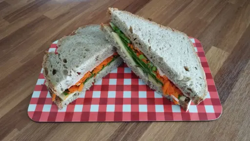 Deux triangles de tartines sur une planche à pain vintage