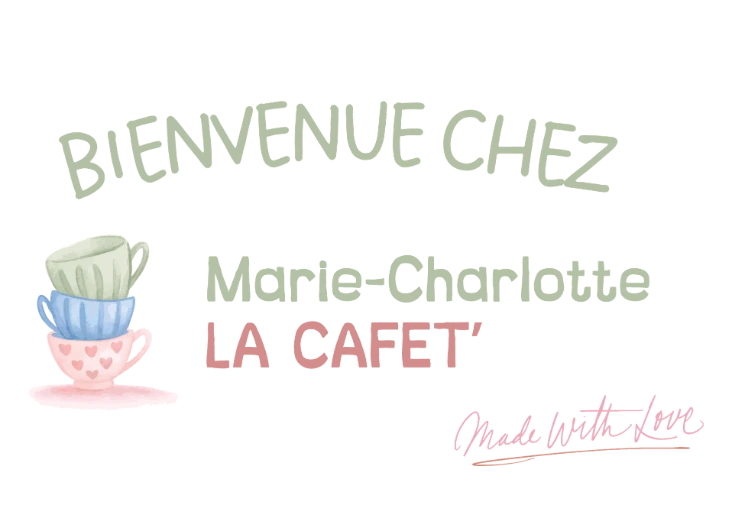 Les mots "Bienvenue chez" et le logo 3 tasses colorées superposées Marie-Charlotte la cafet' 