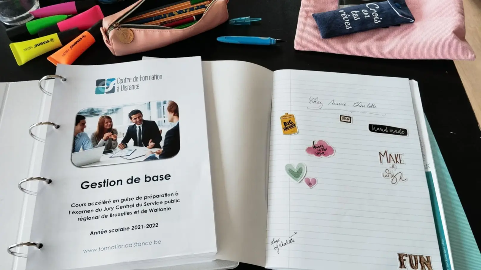 Photographie mettant en scène un syllabus de gestion et un cahier de notes