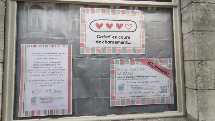 Photographie de la vitrine du commerce durant les travaux